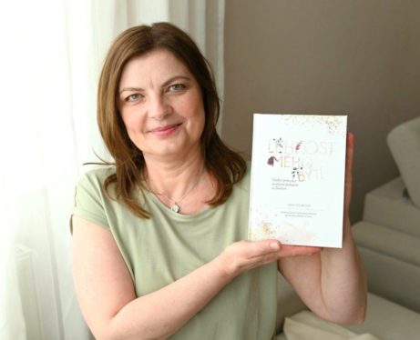Hana Poláková foto s knihou Lehkost mého bytí